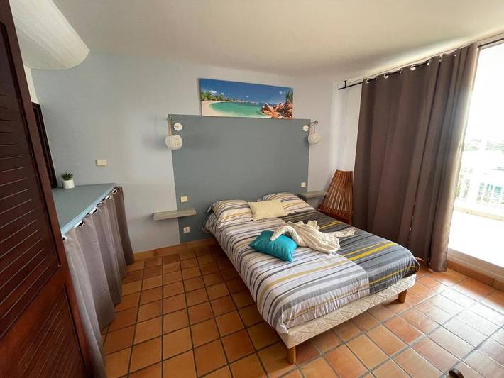 Appart’hôtel pour 2 personnes, avec terrasse ainsi que bassin pour enfant et vue