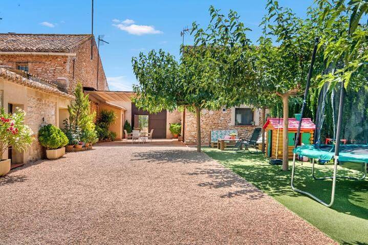 Casa rural para 8 personas, con piscina además de vistas y jardín, Familias con niños en Benejama