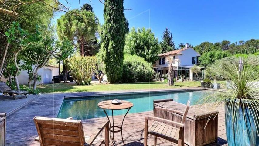 Location de vacances pour 10 personnes, avec jardin et piscine à Ventabren