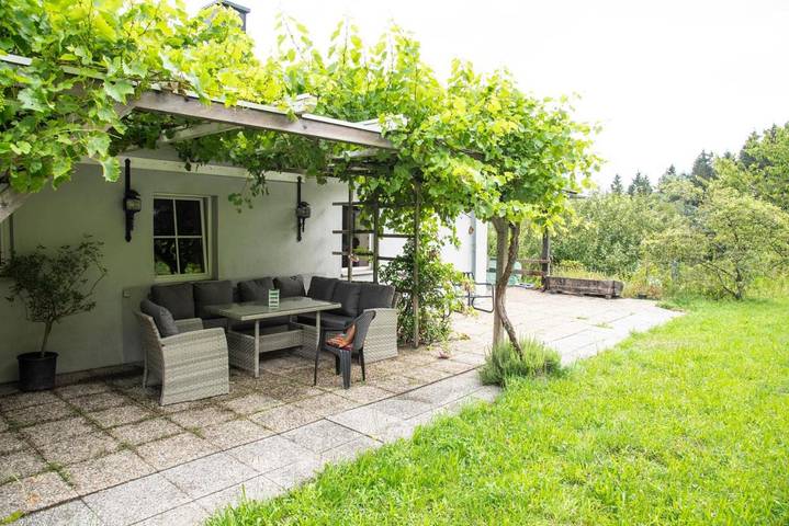 Ferienwohnung für 3 Personen, mit Terrasse und Garten sowie Pool und Ausblick
