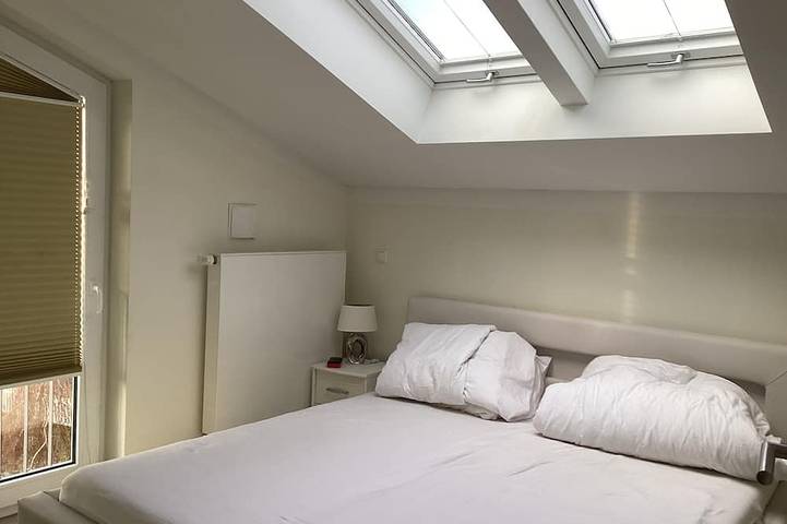 Ganze Wohnung, 2 Balkone direkt am Meer,Wohnzimmer,Kamin,1 Schlafz.,Küche,mod.Bad Du/Wc,Waschm. in Hauptstrand Glowe, Glowe