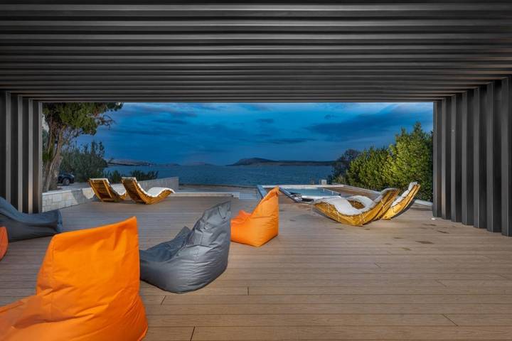 Villa pour 15 personnes, avec vue et jardin ainsi que vue sur le lac et piscine, animaux acceptés à Novalja - 4