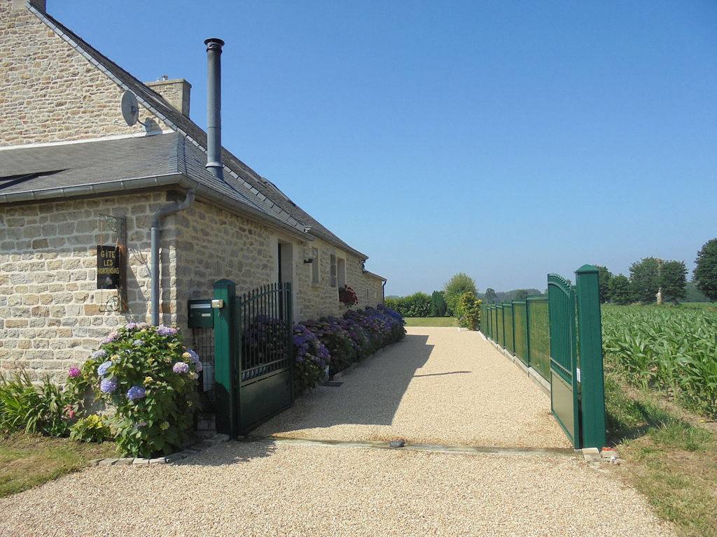 Gite 2 - Les Hortensias avec piscine, 6 personnes in Trébédan, Région de Dinan
