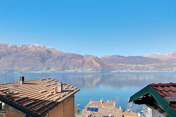 Casa de férias "Bernhouse" com vista para o lago, varanda e Wi-Fi in Dorio, Município de Dorio