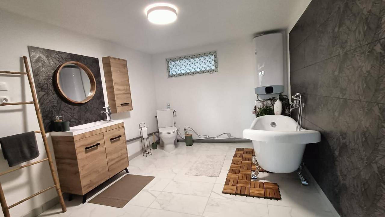 Appartement entier, One-Bedroom Apartment in Digoin, Région de Charolles