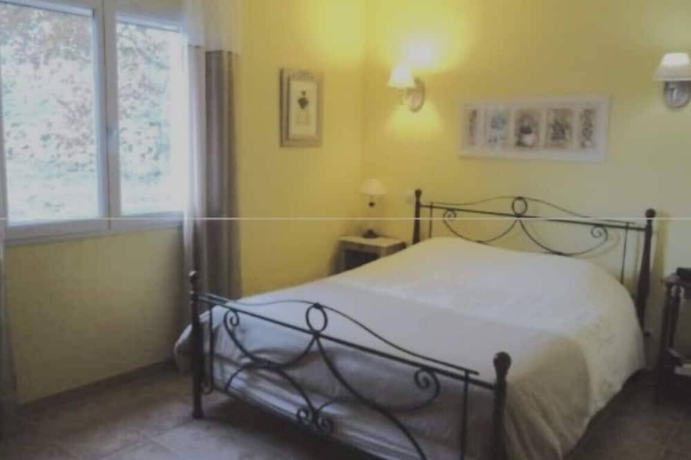 Villa spacieuse avec piscine, jardin et jacuzzi in Chauzon, Ardèche