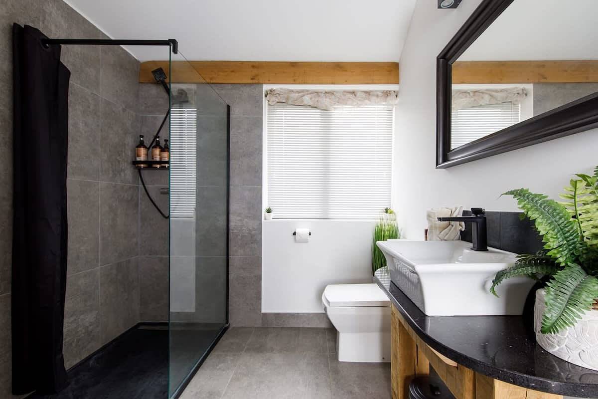 Rural Lodge Retreat with Hot Tub in West Sussex
