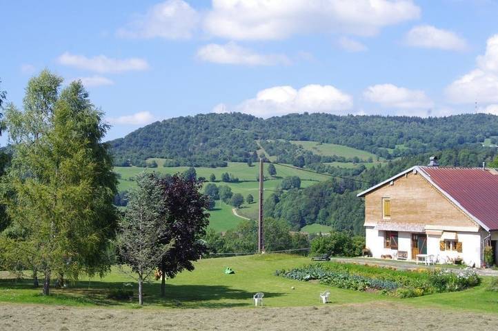 Gîte pour 4 personnes, avec Terrasse ainsi que Jardin et Vue à Foncine-le-Bas