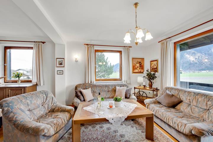 Ganze Wohnung, Ferienwohnung 1 mit Bergblick, Wlan & Balkon in Grassau, Chiemsee