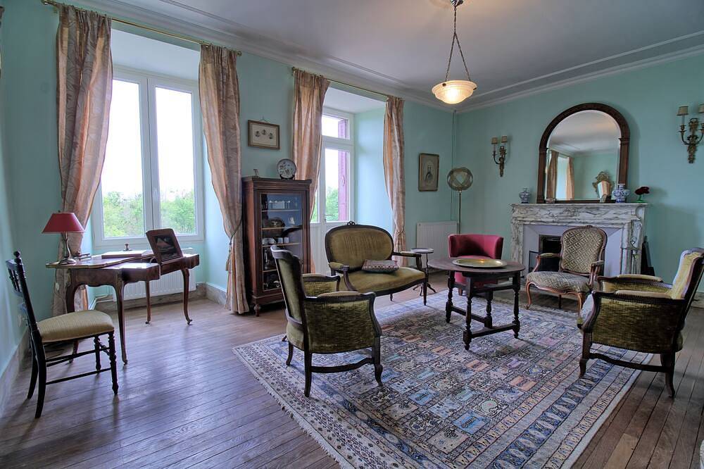 Manoir de Rousson, idéal pour vos vacances en famille in Saint-Loup-des-Chaumes, Saint-Amand-Montrond