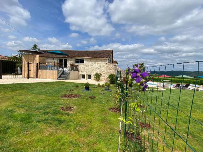 Location de vacances pour 8 personnes, avec piscine ainsi que vue et jardin à Prayssac - 2