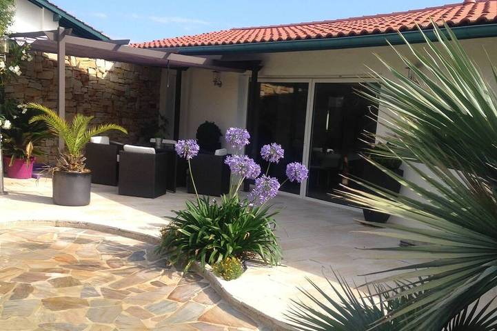 Location de vacances pour 2 personnes, avec Terrasse et Jardin à Larressore