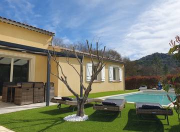 Location de vacances pour 6 personnes, avec piscine ainsi que jardin et terrasse, animaux acceptés en Provence-Alpes-Côte d'Azur