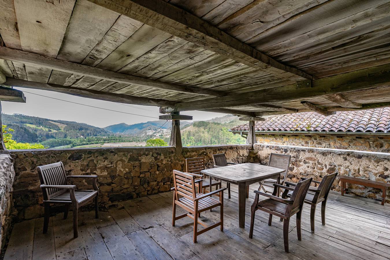 Country House 'La Casona 1' with Mountain View, Private Terrace and Wi-Fi in Courias, Pravia