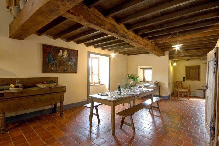 Gîte pour 12 personnes, avec Terrasse et Jardin ainsi que Piscine et Sauna dans Saint-Just-la-Pendue