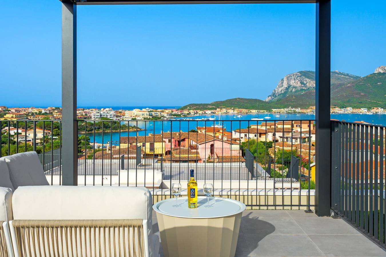 Villa Mathis with Sea View, Wi-Fi and Air Conditioning in Baia Caddinas, Golfo Aranci