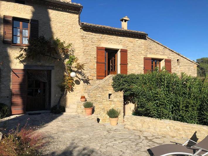 Location de vacances pour 4 personnes, avec jardin ainsi que piscine et vue à Faucon - 2