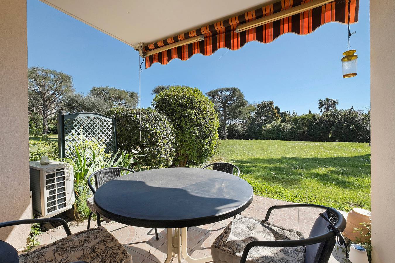 Geheel appartement, Antibes la Louisiane 2-kamer appartement met tuin, zwembad, tennis en parking in Antibes, Middellandse Zeekust (Frankrijk)