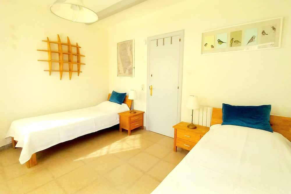 Entire apartment, Apartment for 4 in villa, satellite Tv, garden, pool, 10 min. walk to the beach in Altafulla, Costa Dorada
