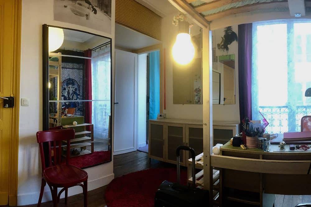 Charming 18m2 private room sleeping 1 to 4 with bathroom at the foot of Montmartre. in Paris, Ile de France