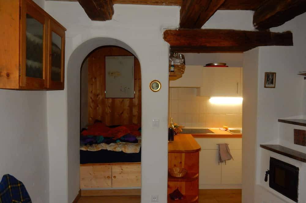 Typische suedtiroler Ferienhuette mit Garten und Terasse in Sarnthein, Sarntal