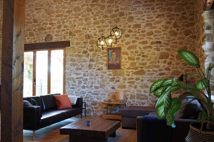 Gîte pour 6 personnes, avec piscine ainsi que jardin et balcon dans Lapenne