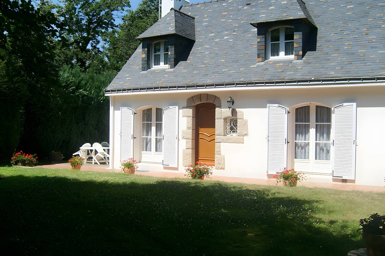 Bed and Breakfast 'Chambre D'hôtes D'Evelyne - Glycine' with Shared Terrace, Shared Garden and Wi-Fi in Pluneret, Côte des Mégalithes
