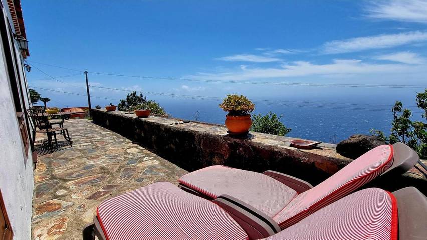 Casa rural para 3 personas, con jardín además de vistas y terraza en Fuencaliente de La Palma