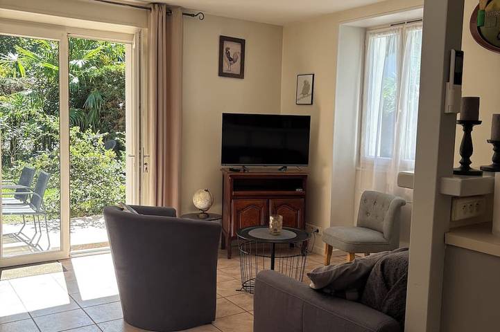 Apartamento entero, F3 apartment near the center with private garden in Cambo-les-Bains, Region de Bayona