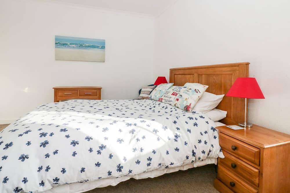 Trevena Lodge, pet friendly, with hot tub in Tintagel in Tintagel, Cornwall