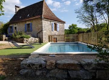 Gîte pour 6 personnes, avec terrasse ainsi que jardin et piscine dans le Lot