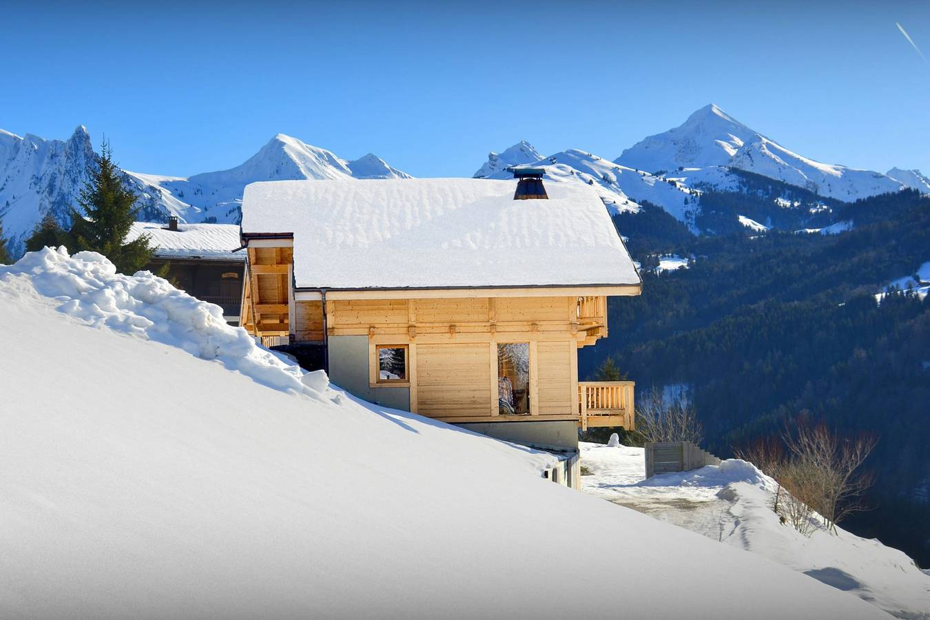Hot tub and huge terrace at this 4-star chalet, great views - Ovo Network in Manigod, Annecy region