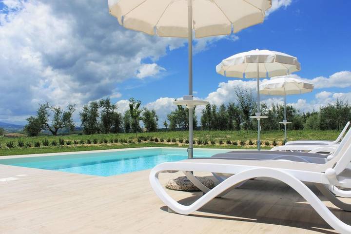 Ferienwohnung für 4 Personen, mit Garten und Pool sowie Ausblick in Acquaviva Picena