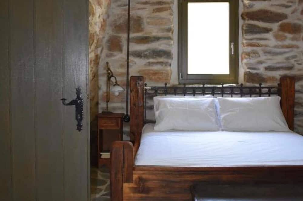 Secret isolated stone house in Kea 2' away from the beach in Kea