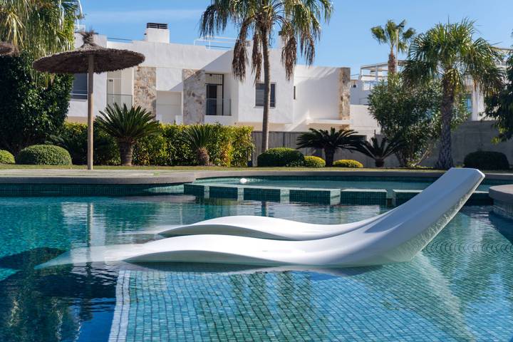 Holiday rental for 4 people, with pool and sauna as well as hot tub and terrace in Torrevieja