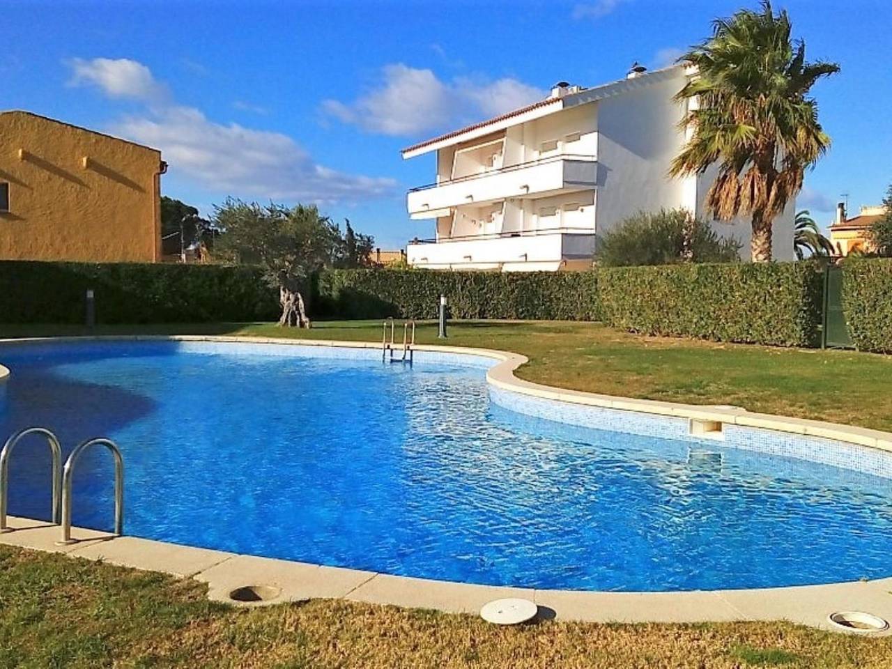 Apartamento vacacional entero, Duplex Nuria, moderno para 5 / 6 pax con piscina comunitaria y jardin in La Escala, Alt Empordà