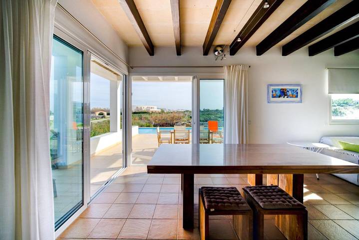 Location de vacances pour 3 personnes, avec terrasse ainsi que vue et piscine à Cala Morell - 2