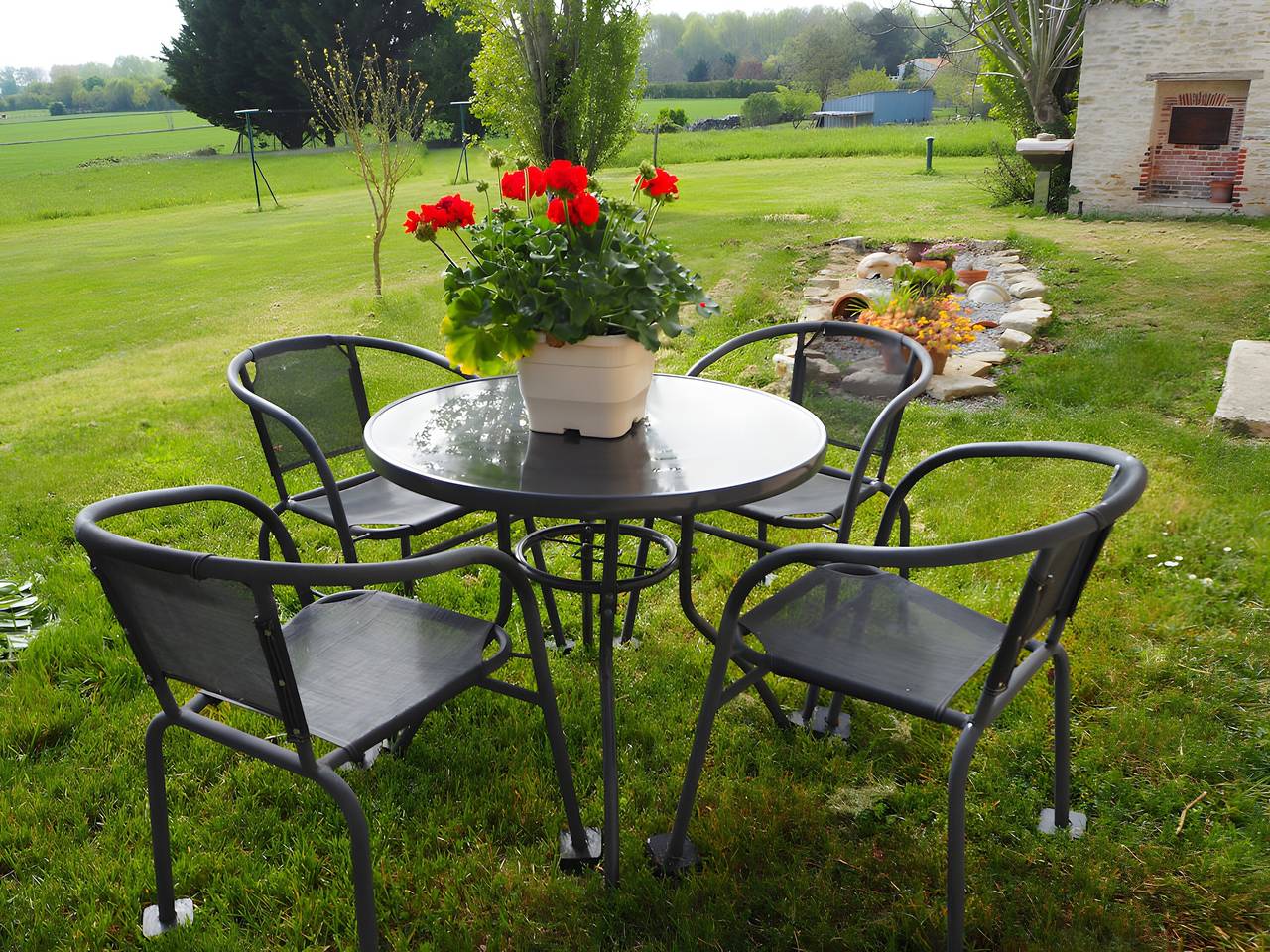 Gîte L'Etable - Les Gites Du Moulin : terrasse privée, jardin, Wi-Fi à Saint-Hilaire-la-Palud in Saint-Hilaire-la-Palud, Région de Niort