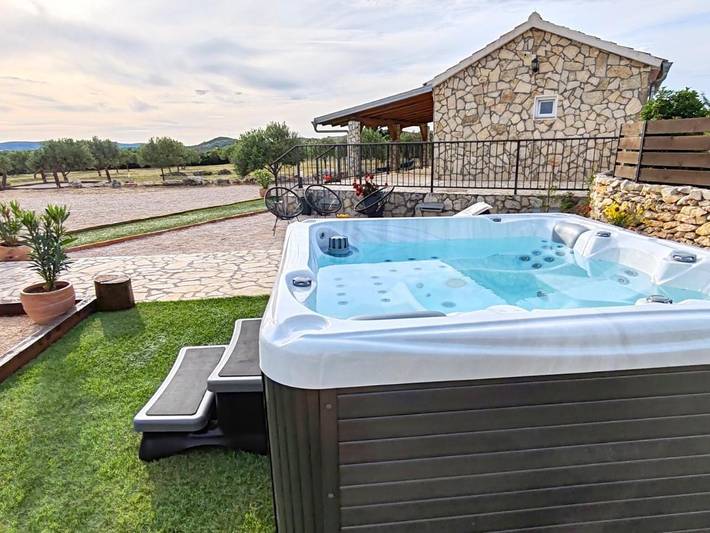 Vakantiehuis voor 5 personen, met tuin en whirlpool, kindvriendelijk in Šibenik