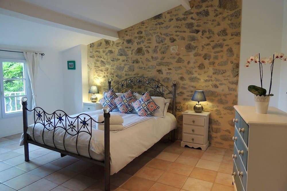 Una casa de piedra de carácter con piscina privada climatizada. in Neffiès, Region de Béziers