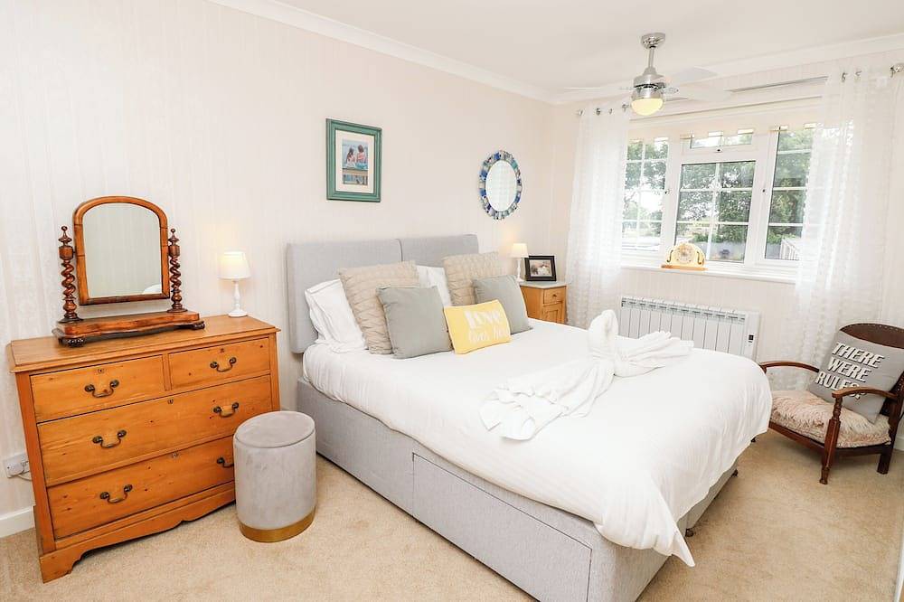 1 Westwood Close, pet friendly, country holiday cottage in Cowes in Cowes, Isle of Wight
