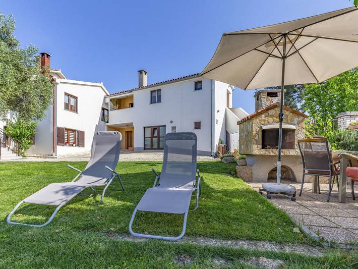 Vakantiewoning voor 6 personen, with Balkon and Terras as well as Tuin in Banjole