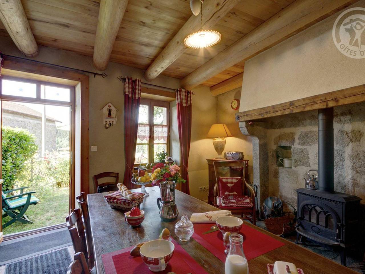 Charming Stone Village House with Modern Amenities, Pet-Friendly, Perfect for Outdoor Activities in Estivareilles, Montbrison