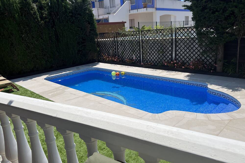 Villa with private swimming pool, parking and Bbq area 100 meters from the beach in Isla Canela, Ayamonte