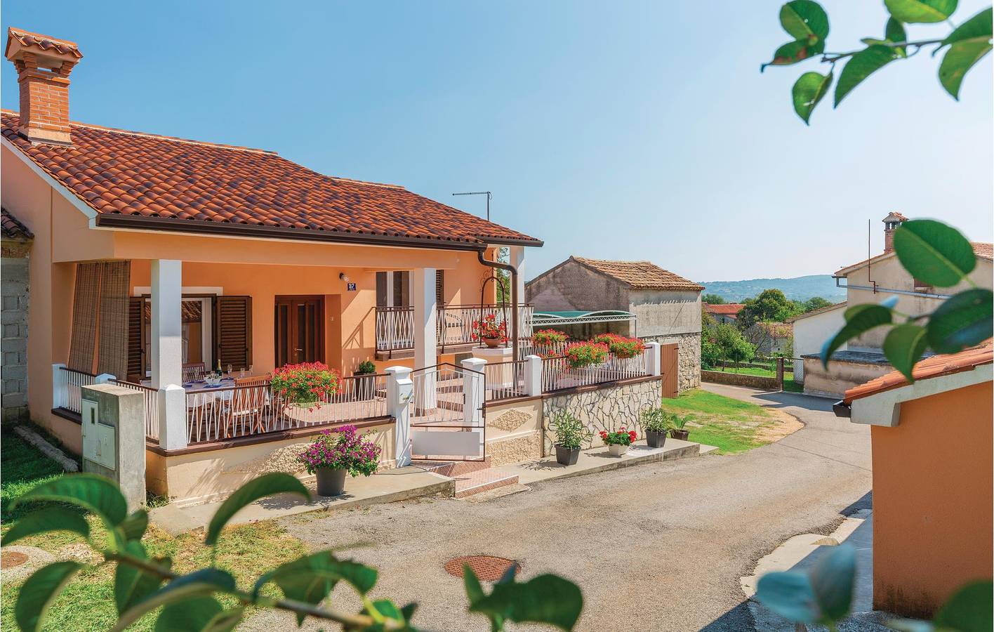 Charmant appartement avec piscine, terrasse et Wi-Fi près du centre-ville de Raša in Raša, Côte Est de l'Istrie