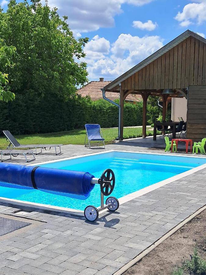 Ferienhaus für 5 Personen, mit Pool und Whirlpool sowie Garten