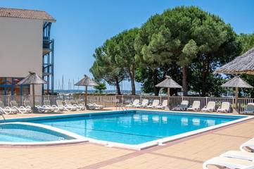Parc de vacances pour 4 personnes, avec piscine, animaux acceptés dans Port d'Hourtin