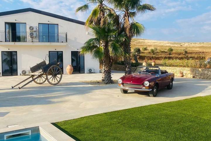 Luxury villa with pool & sweeping views - absolute privacy in Sicily in Caltagirone, Caltagirone region