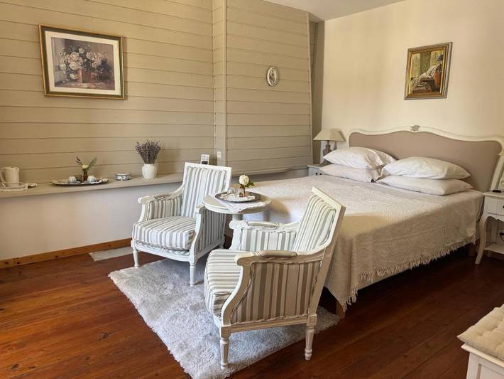 Location de vacances pour 4 personnes, avec Balcon et Terrasse ainsi que Jardin et Piscine à Verzeille - 4