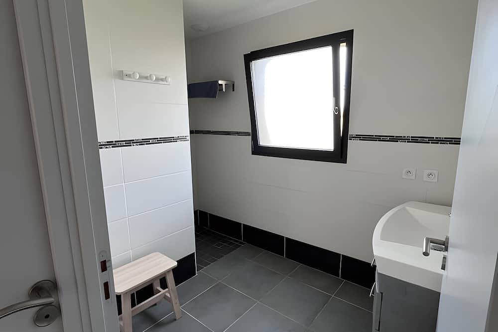 Holiday Home 'Gîte Ty Breizh' with Private Terrace and Wi-Fi in Plougrescant, Pink Granite Coast